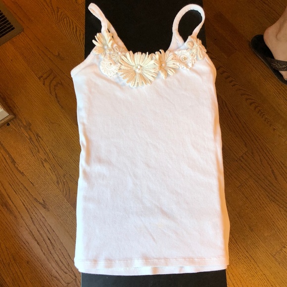Off-white ribbed tank w/ lace flower appliques - Picture 2 of 8